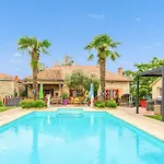 Privative Avec Piscine Et Jacuzzi.