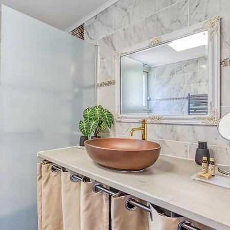 Privative Avec Piscine Et Jacuzzi. Maison d'hôtes
